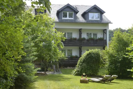 Landidyll Hotel Restaurant Birkenhof Отели рядом с достопримечательностью «Зоопарк Рейнбёллен ГмбХ»