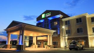 holiday-inn-express-and-suites-belle-vernon