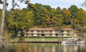 Long Island Lake Resort - Housity