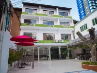 TJ Guest House Các khách sạn gần Trung tâm thương mại CentralMarina