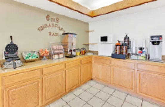 Super 8 by Wyndham Hampshire IL