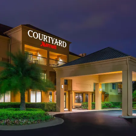 Courtyard Daytona Beach Speedway/Airport Отели рядом с достопримечательностью «Торговый центр Destination Daytona»