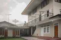 Residences by RedDoorz Near Taman Safari Hotels in Cisarua