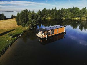 Romantic Luxury Eco-Friendly River Front Houseboat