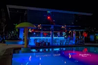 Moalboal Tropics - bar