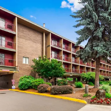 Best Western Plus Rivershore Hotel