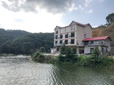 Lushan Xihai Golden Bay Farm Stay Отели рядом с достопримечательностью «Zhelin Lake Peach Blossom Creek Rafting Scenic Area»