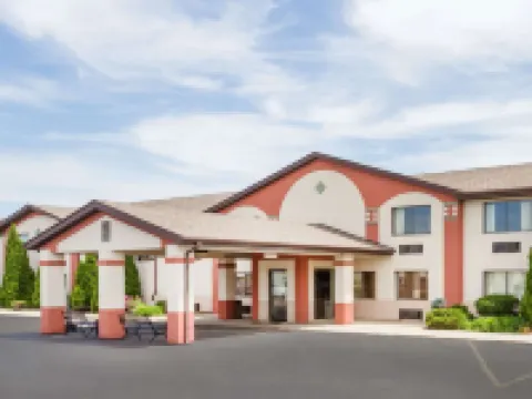 Super 8 by Wyndham Plymouth Hotels in Marshall County