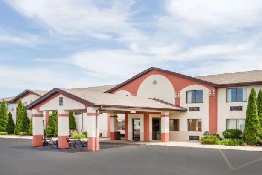 普利茅斯速8酒店