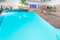 Ramada by Wyndham Enid - Swimmingpools