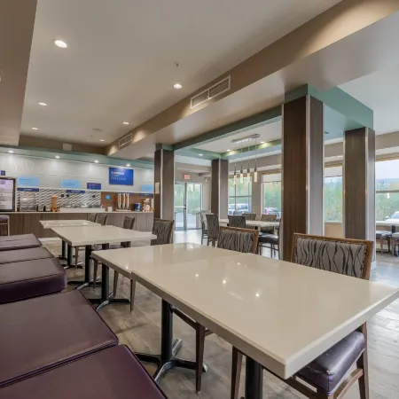 Holiday Inn Express GOLDEN-KICKING HORSE by IHG