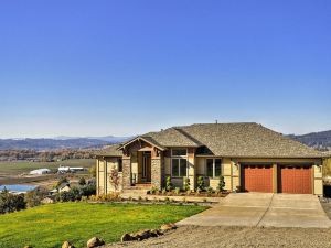 Chic Willamette Valley Home w/ Deck & Vineyard!