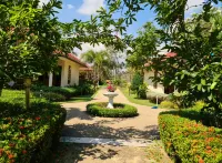 Beautiful Bungalow with Shared Outdoor Pool and 2km from the Beach Hoteles cerca de Swiss Sheep Farm