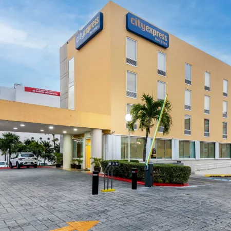 City Express by Marriott Cancun Отели рядом с достопримечательностью «Караоке-бар Show Time»
