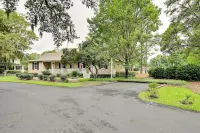 Charming Cottage Near Golf Courses & Marsh Walk!