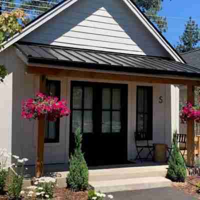 The Cottage Inn at Sisters Hotel Exterior