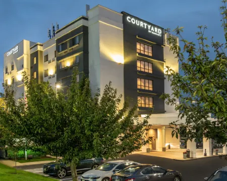 Courtyard Hagerstown Hotels in Halfway