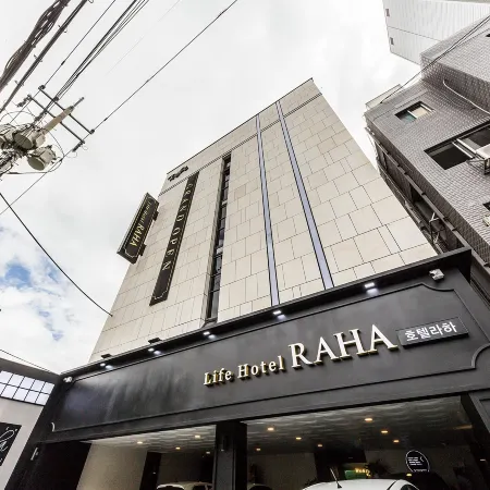 Raha Hotel Отели рядом с достопримечательностью «Железнодорожная станция Хвеги»