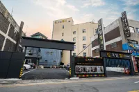 Goyang(Bishop) Hotel Chelsea Отели в г. 