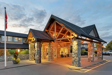 Best Western Plus Emerald Isle Hotel Отели рядом с достопримечательностью «Суорц Бэй Терминал»