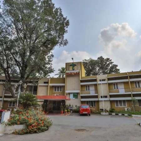 Hotel Tamilnadu - Coimbatore Отели рядом с достопримечательностью «Водопад Kovai Kutralam»