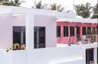 Owl and the Pussycat Hotel & Restaurant فنادق في Talpe
