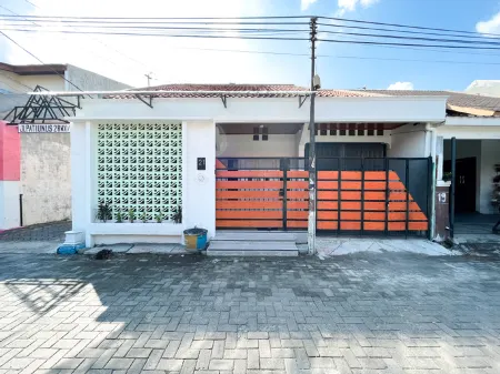 Rumah Boho - 3BR in the heart of Semarang Отели рядом с достопримечательностью «Централна джамия на Съмаранг»