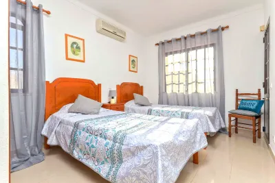 Spacious 4 Bedroom Villa, Private Pool, Free Air Conditioning and Wifi