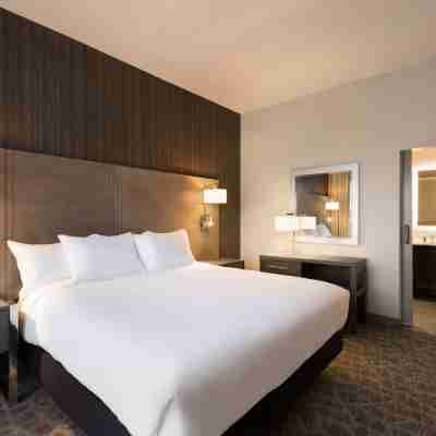 Embassy Suites by Hilton the Woodlands at Hughes Landing Rooms