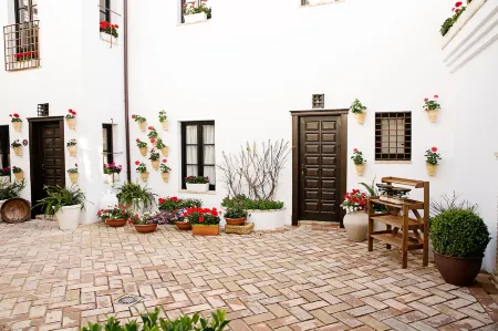 Suites la Posada de Pilar Отели рядом с достопримечательностью «Murallas del Castillo de la Judería»