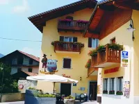 Albergo Alla Costa فنادق في Ledro