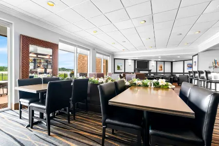 Best Western Inn on the Bay Отели в г. Оуэн-Саунд