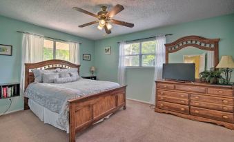 Docks + Balcony: Peaceful River Abode in Dunnellon