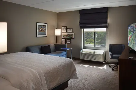 Hampton Inn & Suites Philadelphia/Media Отели в г. Суортмор