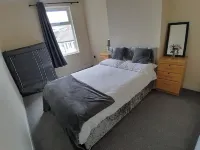 Blackpool - 2-beds - Sleeps 5 - Pet Friendly Hotels in Saint Anne's on the Sea