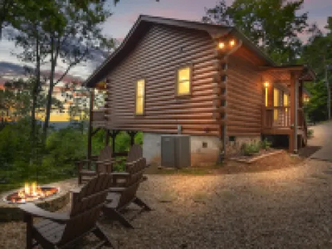 Mountain Views & just mins to City! Wood burning Fireplace, Hot tub, Fire pit Hotels in Cherry Log