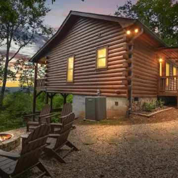 Mountain Views & just mins to City! Wood burning Fireplace, Hot tub, Fire pit