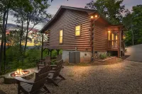 Mountain Views & just mins to City! Wood burning Fireplace, Hot tub, Fire pit