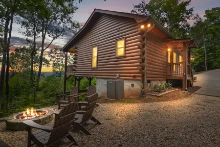 Mountain Views & just mins to City! Wood burning Fireplace, Hot tub, Fire pit