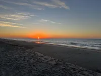 Newly Renovated Beach Bungalow - 3 minute walk to the beach!