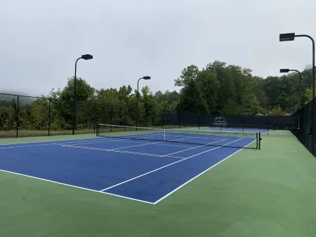 New Luxury Condo in Smoky Mountain Country Club, No Steps to Get In!