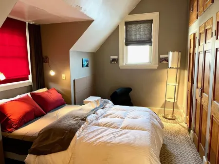 Large Luxury Downtown "Design Studio" One Bedroom Apartment Отели в г. Финдли