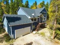 Black Hawk Mountain Retreat: pool table, foosball, air hockey, workout room!