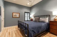 Spectacular 7 Bd - Hot Tub!