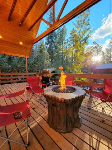 3 Story Cabin w/Spacious Deck and a Treasure Hunt