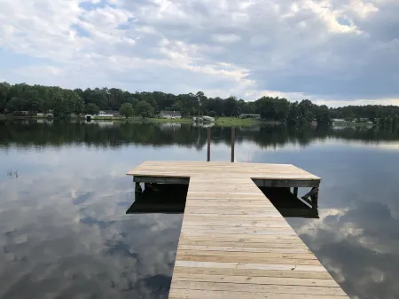 Lakehouse in the heart of Georgia with huge backyard