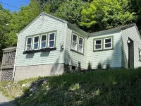 Cozy 2br cottage with firepit, long lake views, lake access and shady/sunny dock Hotels in Castleton