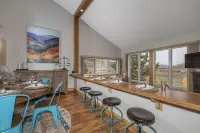 Stunning 3B/3B ski in/out mtn retreat w/ steam shower & Mountain View’s!