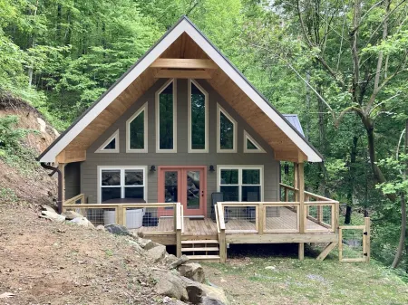 Beautiful New Chalet in Gatlinburg with Seasonal Views! 3 Bed/2 Bath! Отели рядом с достопримечательностью «Саглендс Вэлли Нейчер Трейл Паркинг»