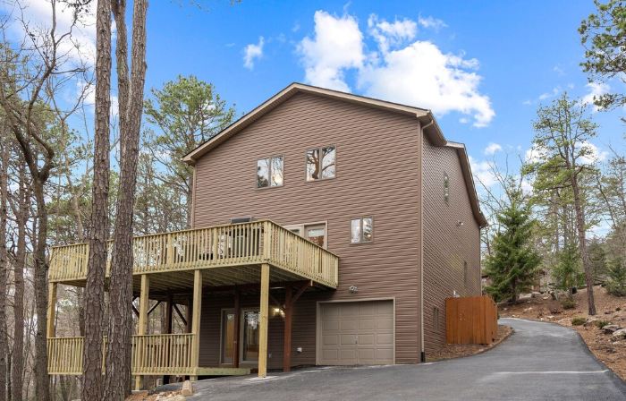 Hidden Haven - Kids friendly home, Great Location, Extended Deck, Outdoor Dining